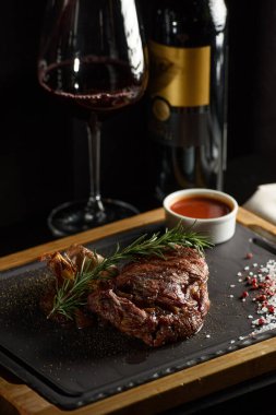Lezzetli ızgara biftek, kırmızı şarap, baharatlar, taze biberiye ve ızgara sebze..