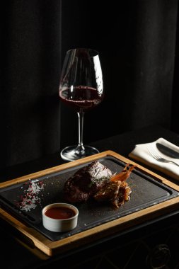 Lezzetli ızgara biftek, kırmızı şarap, baharatlar, taze biberiye ve ızgara sebze..