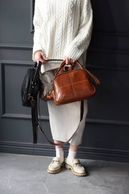 Deri kayışlı eski renkli deri çantalar. Güzel küçük kadınların deri çantaları..