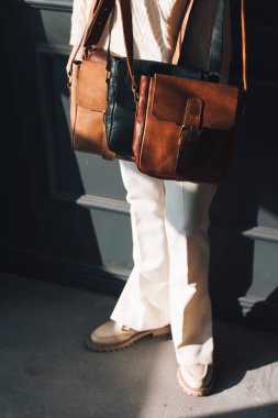 Deri kayışlı eski renkli deri çantalar. Güzel küçük kadınların deri çantaları..