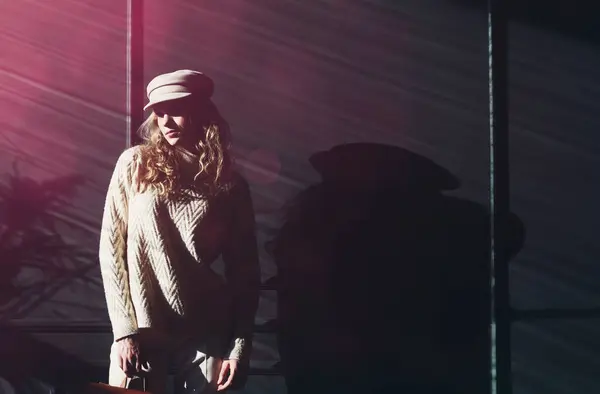 배경에 머리와 여자의 스튜디오 초상화 세련된 스웨터 클래식 바지를 착용하는 로열티 프리 스톡 이미지