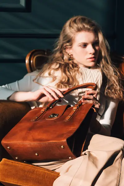 Schöne Frau Mit Blonden Locken Posiert Mit Einer Kleinen Einkaufstasche Stockbild
