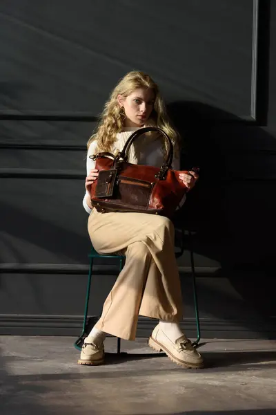 Mooie Krullende Blonde Haar Vrouw Poseren Met Een Bruine Shopper Stockfoto