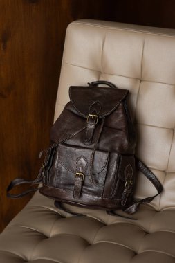 Geçmişe dönük kahverengi deri bir sırt çantasının fotoğrafı. İç mekan fotoğrafı