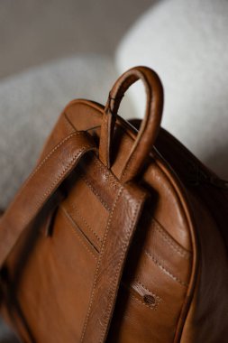 Geçmişe dönük kahverengi deri bir sırt çantasının fotoğrafı. İç mekan fotoğrafı