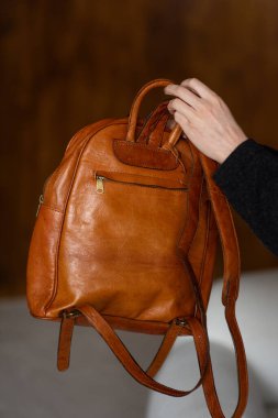 Geçmişe dönük kahverengi deri bir sırt çantasının fotoğrafı. İç mekan fotoğrafı