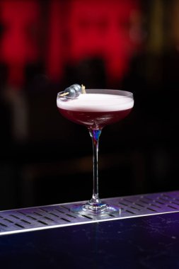 Bulanık arka planda yeşil ve beyaz Bokeh ışıkları ipuçları içeren koyu tonlar var. Bu da şık bir bar ayarına işaret ediyor.