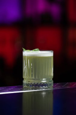 Bulanık arkaplanda mavi ve mor renkli bokeh ışıkları, şık bir bar var.