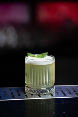 Bulanık arkaplanda mavi ve mor renkli bokeh ışıkları, şık bir bar var.
