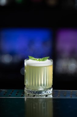 Bulanık arkaplanda mavi ve mor renkli bokeh ışıkları, şık bir bar var.