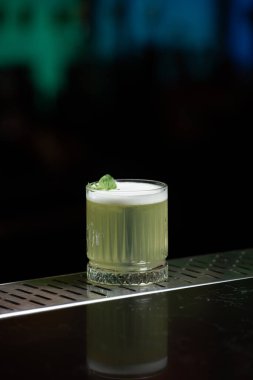 Bulanık arkaplanda mavi ve mor renkli bokeh ışıkları, şık bir bar var.