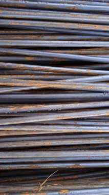 Güçlendirilmiş çelik seti. Metal, demir zemin. Çelik armatür. Takviye çubukları.