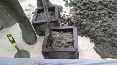 Sıkıştırma gücünü kontrol etmek için inşaat sahalarında beton küp örnekleri.