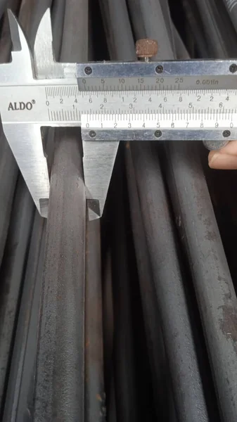 Trabalhador Mede Diâmetro Barra Ferro Com Calibre Mais Vernier — Fotografia de Stock