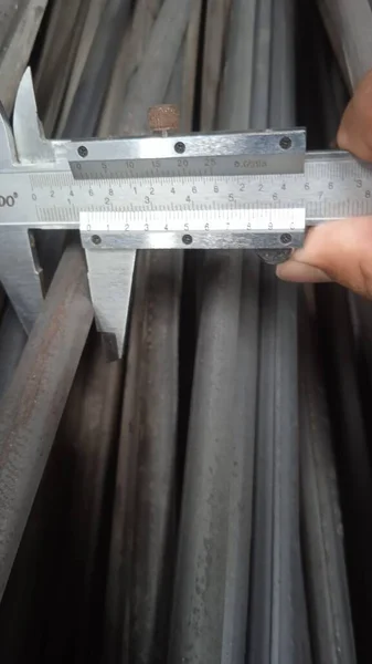 Trabalhadores Medem Diâmetro Ferro Com Calibre Mais Vernier Paquímetros Vernier — Fotografia de Stock