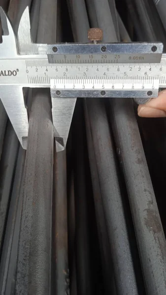 Medindo Diâmetro Haste Ferro Com Paquímetro Mais Vernier — Fotografia de Stock