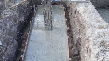 Vakıf inşaat alanı beton dökmek için takviye metal çerçeve yapıyor