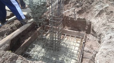 Dağdaki inşaat alanına çelik şeklinde beton döküldü.
