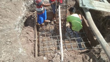 Yeni binanın temel alanı, detaylar ve çelik parmaklıklar ve tel çubukla takviye