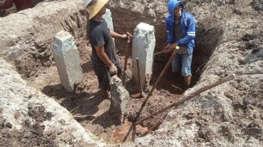 Beton bina inşaatı. İnşaat işçileriyle ilgili vakıf projesi durumu. Temeller inşa etmek için beton yığınları.