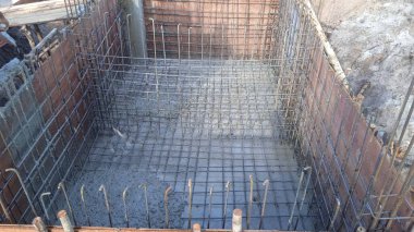 Metal çubuklarla kablolarla bağlanmış beton takviyesi