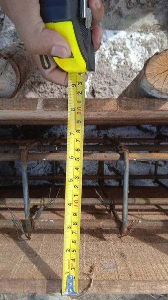 建筑工地上的测量磁带工具 — 图库照片