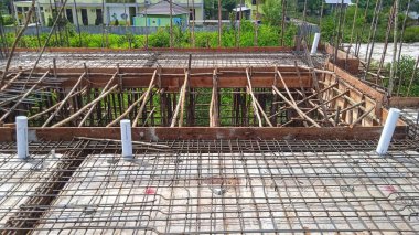 Döşeme döşemeleri inşaat halinde. İşçiler, beton dökülmeden önce keresteye çelik takviyesi yapmakla meşguldü..