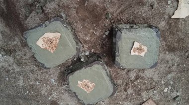 Beton küpler. Laboratuvar testleri için sertleştirilmiş beton örnekleri