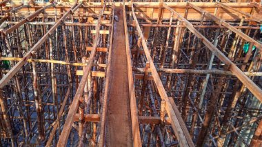 Tahta çerçeve inşaat halindeki kiriş yapısını destekliyor.