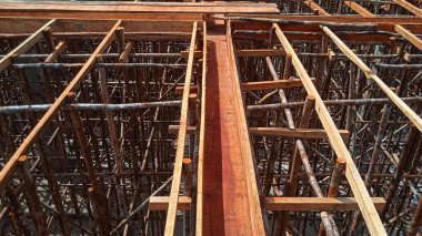 Tahta çerçeve inşaat halindeki kiriş yapısını destekliyor.