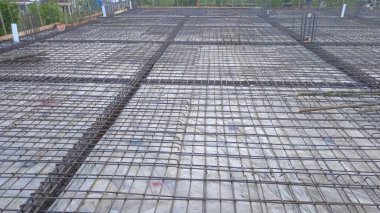 Borularla yapılan ahşap döşeme üzerine demir döşemeler, evin zeminini beton bir levhayla döşemek için temel oluşturur.