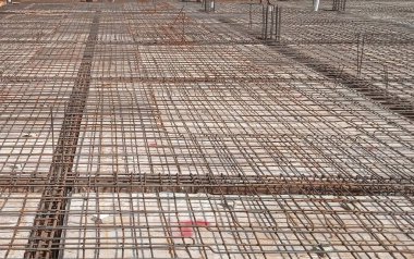 Borularla yapılan ahşap döşeme üzerine demir döşemeler, evin zeminini beton bir levhayla döşemek için temel oluşturur.