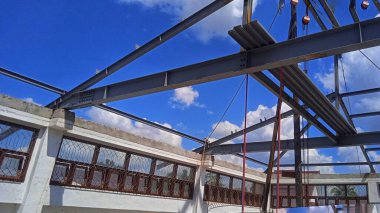 Mavi Gök Altında Çelik Çerçeve Yapımı