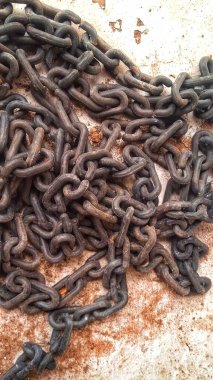 Eski paslı zincirlerin üst görüntüsü