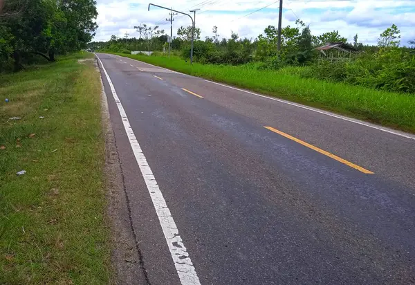 Beyaz düz çizgi. Sokakta asfalt üzerinde yol işaretleri