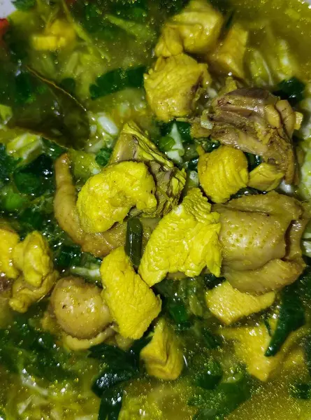 Soto ayam, tipik bir Endonezya yemeğidir. Bir çeşit sarı soslu tavuk çorbası..