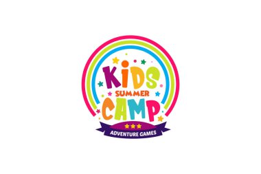 Çocukların çizim vektör grafiği yaz kampı rengi tam logo tasarım şablonu