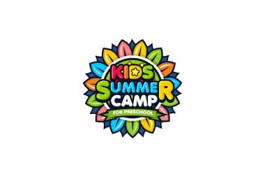 Çocukların çizim vektör grafiği yaz kampı logo tasarım şablonu