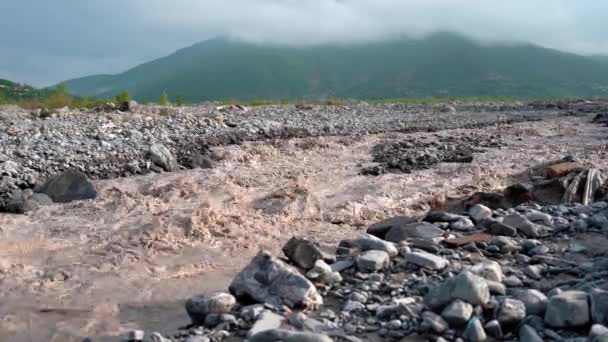 Río Montaña Fluyendo Vídeo Relajante Calmante Imágenes Alta Calidad — Vídeo de stock