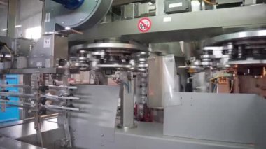 Taşıyıcıdaki plastik su şişesinin ham şekli. Su fabrikasındaki ham madde. Yüksek kalite 4k görüntü