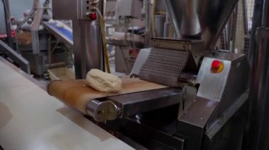 Hamur topları ekmek fabrikasında taşınıyor. Yüksek kalite 4k görüntü