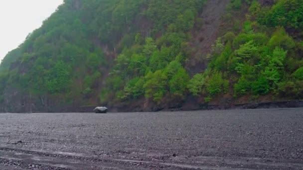 Sungai Pegunungan Dengan Batu Batu Berbatu Rekaman Berkualitas Tinggi — Stok Video
