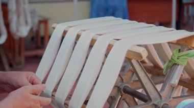 İpek böceği koza ipliği fabrikası. İşçi elleri iplikleri düzenliyor. Yüksek kalite 4k görüntü