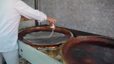 Antik Sheki halva ya da pakhlava hazırlığı, tatlı tatlılar. Yüksek kalite 4k görüntü