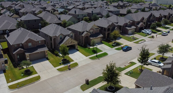 Маккинни, штат Техас, США - 5 августа 2022 года: Вид с воздуха на общественные дома с растениями и проезжей частью в Маккинни