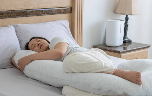 Visão Perto Uma Mulher Grávida Dormindo Cama Com Travesseiro Gravidez — Fotografia de Stock