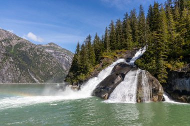 Icy Falls Şelalesi, Tracy Arm Fjord 'da Sawyer Buzulları ve Juneau, Alaska yakınlarında.
