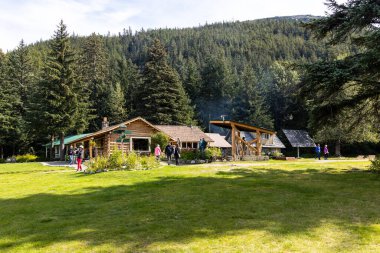 JUNEAU, ALASKA, ABD - 19 Ağustos 2022: Tarihi Taku Locası ilk olarak 1923 yılında inşa edildi ve 1949 yılında Taku Buzul Locası oldu. Turistler için sadece yüzer uçak ya da tekne ile ulaşılabilir..