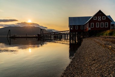 HOONAH, ALASKA, ABD - 16 AĞUSTOS 2021: Hoonah Paketleme Şirketi Müzesi ve gün batımında mağazalar.