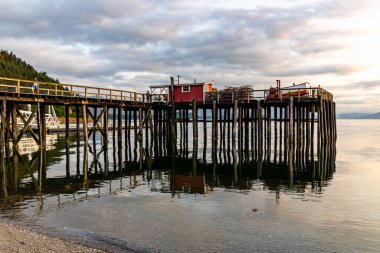 HOONAH, ALASKA, ABD - 16 Ağustos 2021: Alaska 'da popüler bir yolcu gemisi limanı olan Icy Boğazı Noktası' nda bir balıkçı iskelesi.